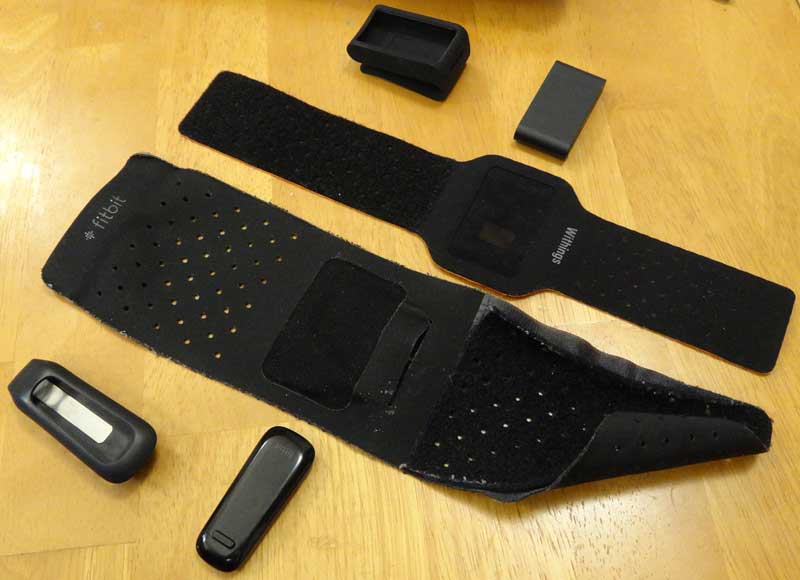 下がfitbit One, 上がWithings Pulse